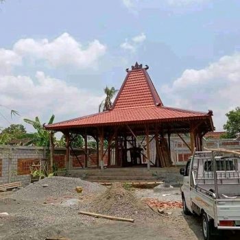 Pengerjaan Rumah Adat