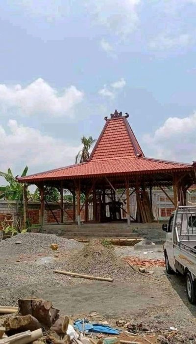 Pengerjaan Rumah Adat